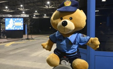 Hrvatska ušla u Šengen i uvela evro, posljednji putnik dobio plišanog medu