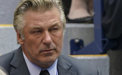 Alek Boldvin i rekviziterka optuženi za ubistvo na snimanju filma