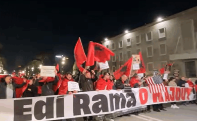 Protesti u Tirani, na transparentima slogan “Edi Rama lopove, gdje su milijarde”