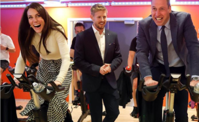 U suknji i štiklama na biciklu: Kejt Midlton uspjela da pobijedi muža uprkos preprekama (FOTO)