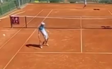 Sramna scena na teniskim terenima: Hvatao se za međunožje usred meča (VIDEO)