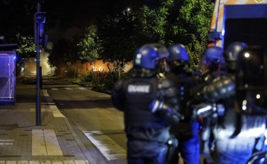 Veliki broj ljudi na sahrani ubijenog tinejdžera u Parizu, situacija napeta