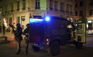 Francuska policija šalje pojačanje: Oklopna vozila i helikopteri žandarmerije u Marselju i Lionu