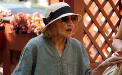 “Jede jagnjetinu, popije i pivo, a cigare pali jednu za drugom”: Evo kako sa 94 Mira Banjac uspijeva da bude živa legenda