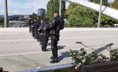 Zgrade srpskih institucija na sjeveru Kosova i dalje blokirane, Kfor pojačao prisustvo