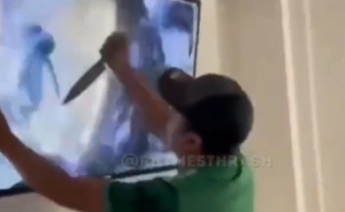 Navijač se iskalio na televizoru nakon ispadanja Meksika na SP (VIDEO)