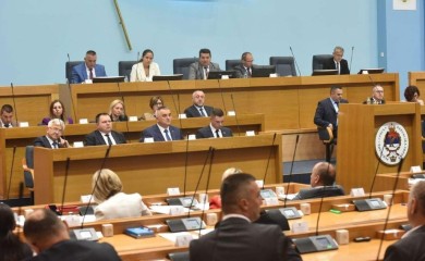 Poslanici 12. decembra o zakonima o referendumu i imunitetu