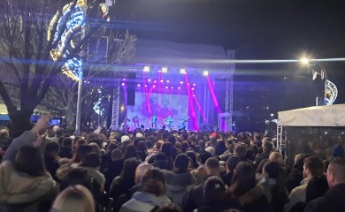 Spektakularni koncert "Galija" i brojni turisti uljepšali Trg Krajine za reprizu Nove godine