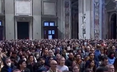 Hiljade odaju počast pokojnom papi Benediktu (VIDEO)