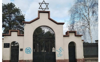 Na Jevrejskom groblju osvanuli kukasti krstovi