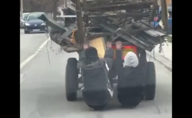 Nesvakidašnji prizor - djeca se zakačila za zaprežna kola