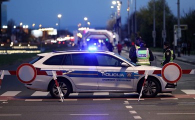 Hitno prevezen u bolnicu! HDZ-ovac se pijan autom zakucao u kamenu ogradu