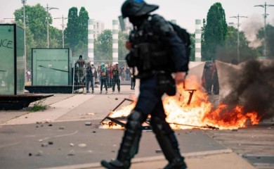 Povrijeđeno više od 40 policajaca