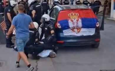 Strahota! Muškarac se pokušao zapaliti ispred prostorija SNS-a u Novom Sadu