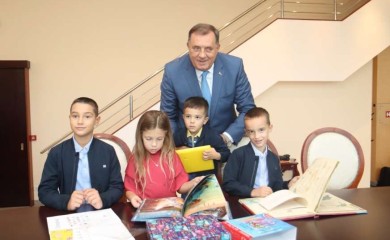 Dodik sa unucima: "Predsjednik čuva Republiku Srpsku"