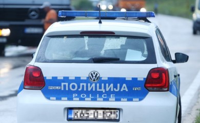 ISTOČNO SARAJEVO: Dvije osobe pucale iz pištolja, pa sjekirom slupali taksi