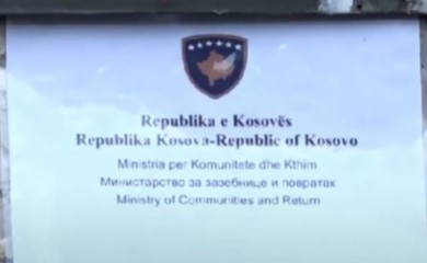 Postavljene table prištinskih institucija na zgradama koje je zauzela policija u Leposaviću