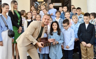 Uručeni “ključevi grada”: Mališani ove sedmice “upravljaju” Banjalukom