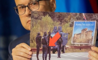 Vučević pokazao fotografije: Odakle Albancima srpsko oružje? FOTO