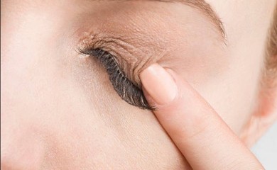 Evo zašto je često trljanje očiju toliko loša navika