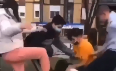 Najnoviji zgražavajući snimak nasilja: Učenika brutalno tuče četvoro vršnjaka (VIDEO)