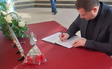 Kovačević se upisao u knjigu žalosti na komemoraciji stradalom Aramandi i njegovoj kćerki