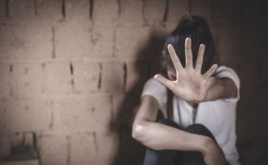 U Srbiji prva presuda ženi za pedofiliju, zlostavljala maloljetnu kćerku prijateljice