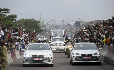 Papina posjeta završila krvavo: U nasilju poginulo 27 osoba