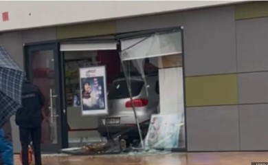 Autom uletio u apoteku u Trnu (FOTO)
