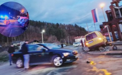 Automobil završio na spomeniku palim borcima