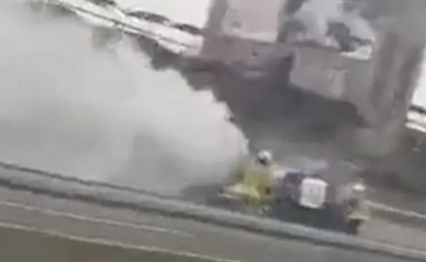 Cestom se širi gusti dim: Izgorio “porše” na auto-putu (VIDEO)