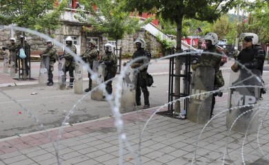 Bijela kuća pozvala Beograd da povuče vojsku, a Prištinu da povuče policiju