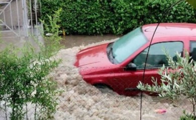 Voda ušla i u kuću: Muke nakon snažnog nevremena u Banjaluci VIDEO
