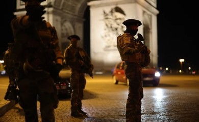 Mirnija noć u Francuskoj nakon poziva porodice ubijenog mladića da se nasilje zaustavi