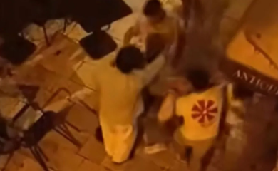 Strava u centru Splita: Turisti šutiraju mladića, prolaznici viču "Umrijeće" (VIDEO)