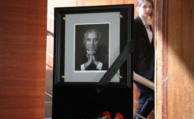 Brojni građani ispraćaju Gorbačova, stigao i Viktor Orban