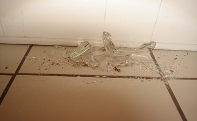 Razbijenom čašom napao i razrezao vrat 33-godišnjaku