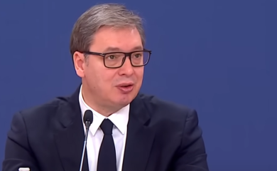 VUČIĆ: NATO dronovi "obigravaju" na prelazima Brnjak i Jarinje