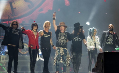 Obožavateljka Guns N' Rosesa završila s modricama na licu, pogodio je mikrofon na koncertu