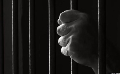Puštao robijaše da slave Novu godinu: Pijani policajac napravio haos u zatvoru