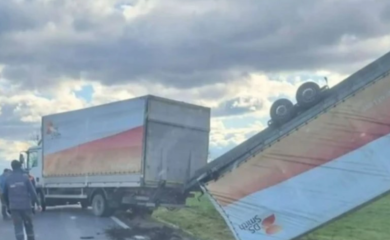 Za tren oka se našao u kanalu: Vjetar prevrnuo kamionsku prikolicu u Hrvatskoj (VIDEO)