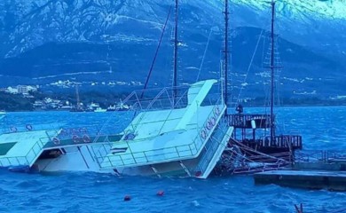 Bura potopila turistički brod kod Tivta