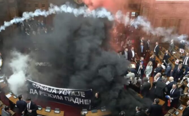 Haos u Skupštini Srbije: Fizički obračun, zapaljene dimne bombe VIDEO