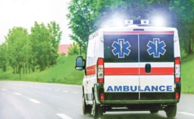 Palo drvo na djevojčicu, prevezena u bolnicu