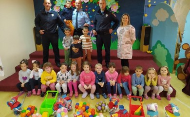 Policajci poklonima obradovali mališane u vrtiću