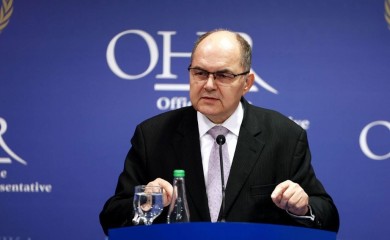 Šmit ponovo nametnuo Izborni zakon i od penzionisanja zaštitio članove CIK-a