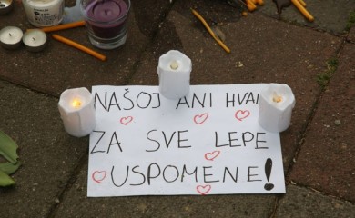 Srbija u žalosti nakon pucnjave u školi: Svijeće, igračke i slatkiši na ulicama Vračara