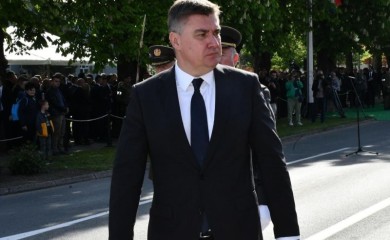 Hrvatski predsjednik zamalo pao prilikom silaska sa bine (VIDEO)