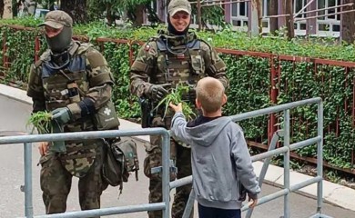 Dječak vojnicima KFOR-a poklanjao vjenčiće: Oni mu uzvratili slatkišima