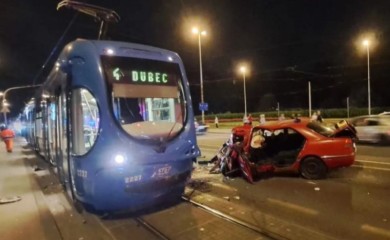 Žena tragično stradala: Ubola je osa, pa se autom zabila u tramvaj
